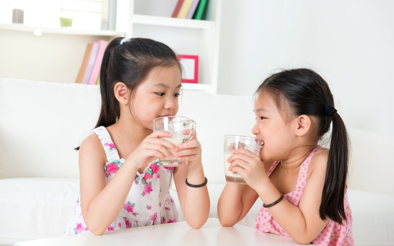 Cách tính nhu cầu nước của trẻ em dựa trên độ tuổi, cân nặng